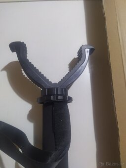 Teleskopický monopod pro zbraň nebo fotoaparát.