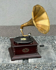 Retro čtyřhranný gramofon s troubou vintage - krásný kus ant