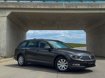 VOLKSWAGEN PASSAT 1.MAJ EL. KUFR CARPLAY SERVIS