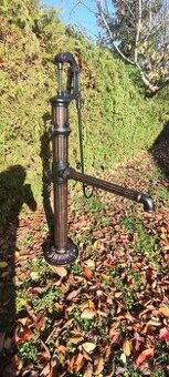 Stara litinová ruční pumpa na vodu studnu po renovace