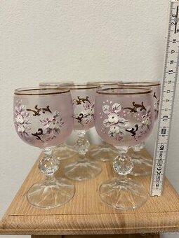 Skleničky dekorované se smaltovanými květy