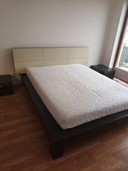 Manželská postel 160x200 (komplet s matrací a stolky)