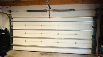 Elektrická sekční garážová vrata s motorem