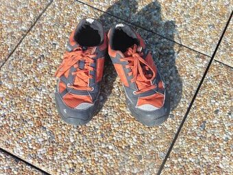 Červené voděodolné botasky vel. 35