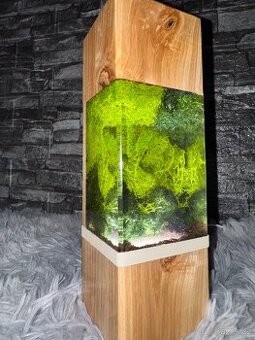 Lampa z mechu a pryskyřice