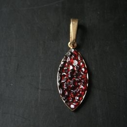 PŘÍVĚSEK S ČESKÝMI GRANÁTY