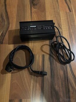 Nabíječku na elektrickou koloběžku/skútr