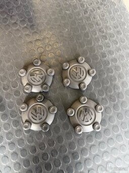 Středové poklice na šrouby VW Caddy 2013