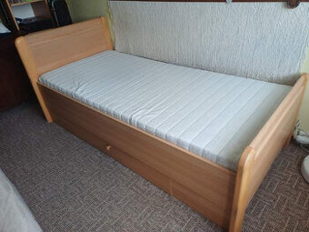 Postel s úložným prostorem