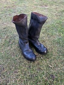 staré vojenské boty půllitry retro uniforma boty holínky