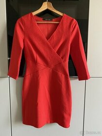 Krásné červené pouzdrové šaty Reserved