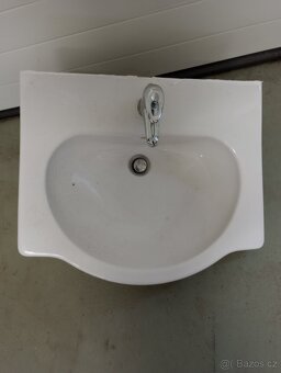Umyvadlo bílé 60 cm s baterií