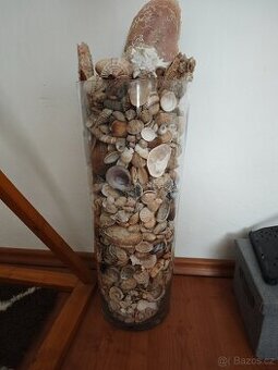 Skleněná váza IKEA s mušlemi