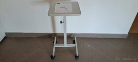 stolek pod projektor