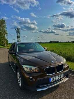 BMW X1 2,0D 130KW N47 Marrakesh brown, červená kůže