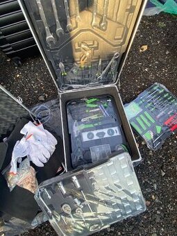 Nové nářadí v kufříku 899 kusů