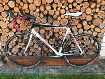 Silniční kolo Trek