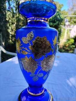 Modrá skleněná váza se zlatým motivem