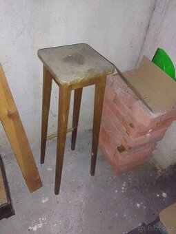 Stojánek na květináč