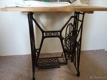 krásný zrenovovaný stolek ze šicího stroje