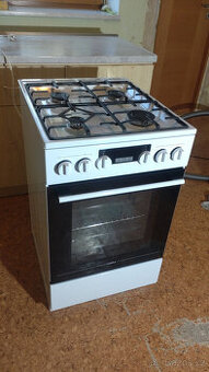 Plynový sporák s elektrickou troubou Mora K668AW.