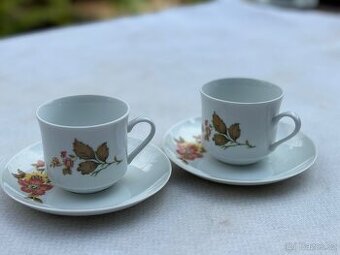 Různé sety hrnečků s talířky