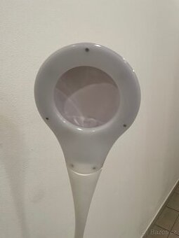 Lampa pro kosmetiku