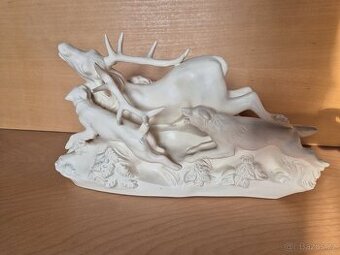 Sousoší jelen se psy