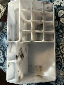 Mramorovy organizer na kosmetiku