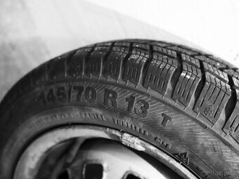 Zimní pneu 145/70 R 13 4ks na plechových discích