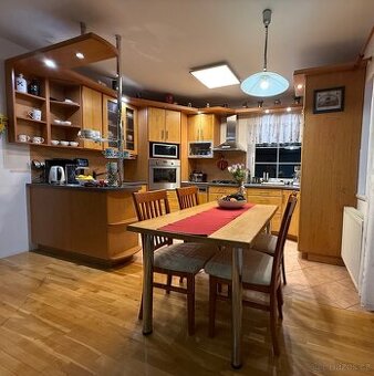 Kuchyňská linka včetně spotřebičů a jídelního stolu