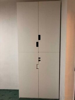 Bílá lesklá šatní skříň