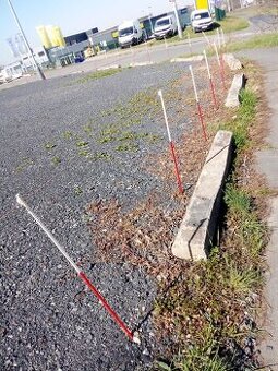 Peníze šetří betonové obrubníky masivní a viditelné