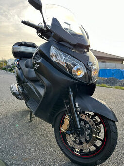 MaxSym 600i limitka-plovoucí kotouče a sklopná zrcátka