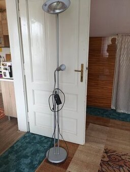 Funkční lampa stojací
