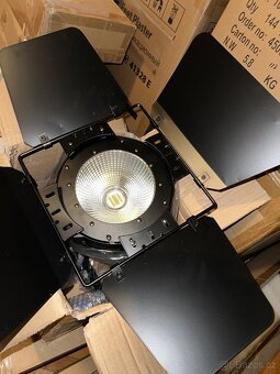 SHEHDS COB LED 200W – Profesionální Par světlo