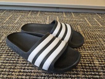 Pantofle Adidas vel. 35