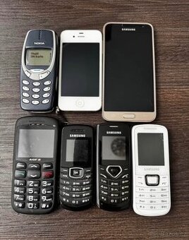 Staré mobilní telefony a fotoaparáty