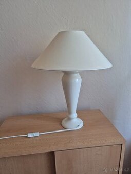 Bílá stolní lampa