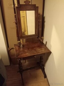 Toaletní stolek starožitný.