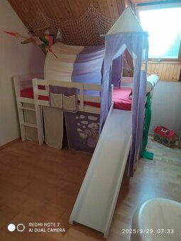 Nová dětská postel Zámek se skluzavkou