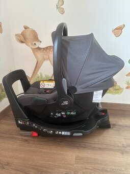 Autosedačka vajíčko Britax s otočnou bází