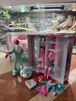 Panenka měnící Barbie Cutie Reveal+ šatní skříň doplňky a ob
