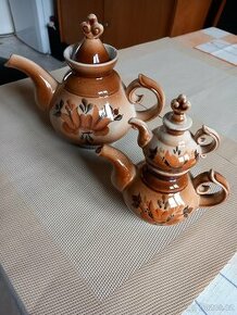 dvě keramické konvičky