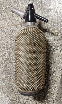 stará sifonová opletená láhev