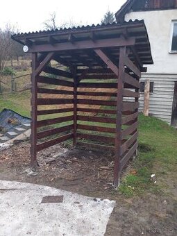 Dřevník. Přístřešek