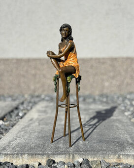 Bronzová socha Dáma na barové židli elegantní barevná soška