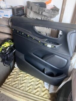 1 rok staré čalounění levých dveří Mercedes V-klasse 2021