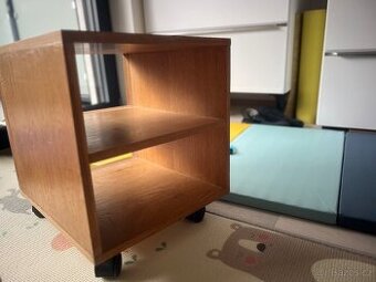 Skříňka na kolečkach 40x40x40 cm