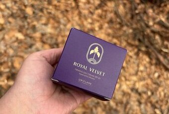 ZPEVŇUJÍCÍ DENNÍ KRÉM NA PLEŤ ROYAL VELVET ORIFLAME